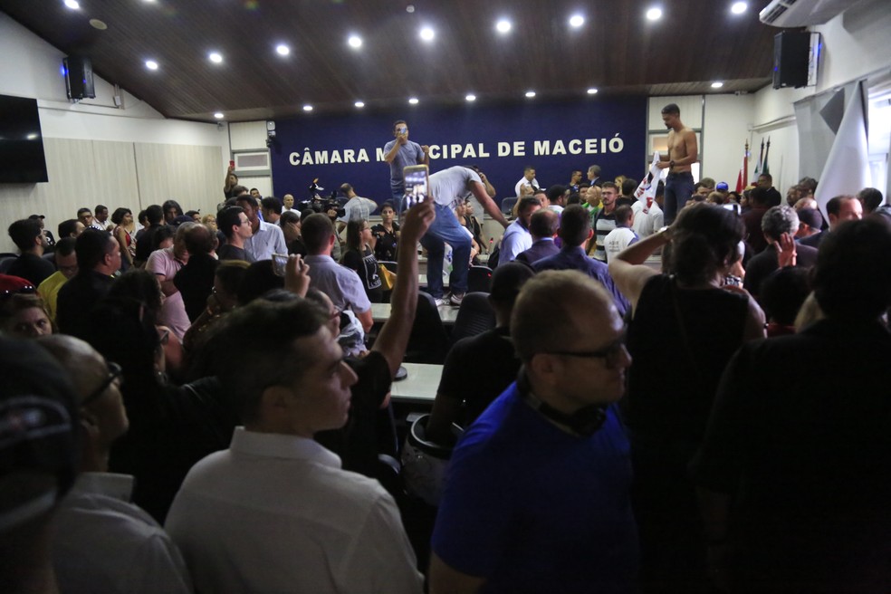 Servidores de Maceió devem ser recebidos pelo prefeito para negociar PL do corte de gastos