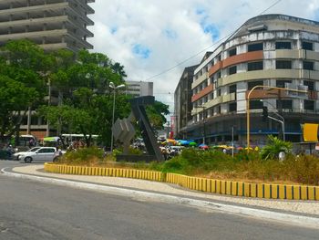 Mulher é presa na Praça dos Palmares ao tentar aplicar golpe com locação de veículo