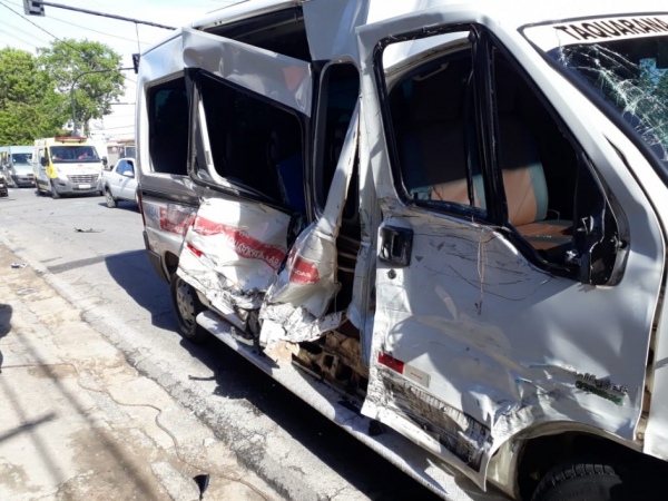 Colisão entre ônibus com estudantes e van deixa dois feridos em Arapiraca