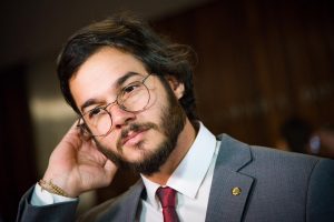 Análise: oposição baixa o nível e tem momentos de Olavo de Carvalho