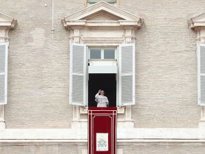 Papa Francisco pede a estudantes que deixem o vício do celular