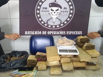 Bope apreende mais de 13 kg de drogas dentro de residências