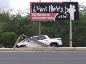 Ex-prefeito de Inhapi perde controle de veículo e colide em poste na AL-145