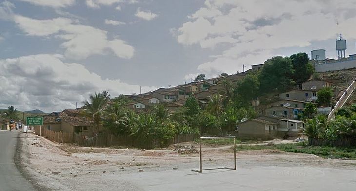 Criminosos atacam ônibus escolar, rouba estudantes e uma pessoa fica ferida