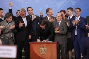 Decreto de Bolsonaro facilita porte de arma para mais categorias