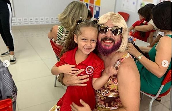 Viúvo se veste como mãe para participar do dia das mães na escola da filha