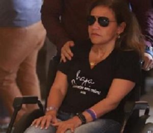 De cadeira de rodas, Claudia Rodrigues marca presença no velório de Lúcio Mauro