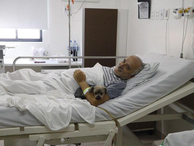 Paciente com câncer recebe visita de cadela de estimação em hospital em Maceió