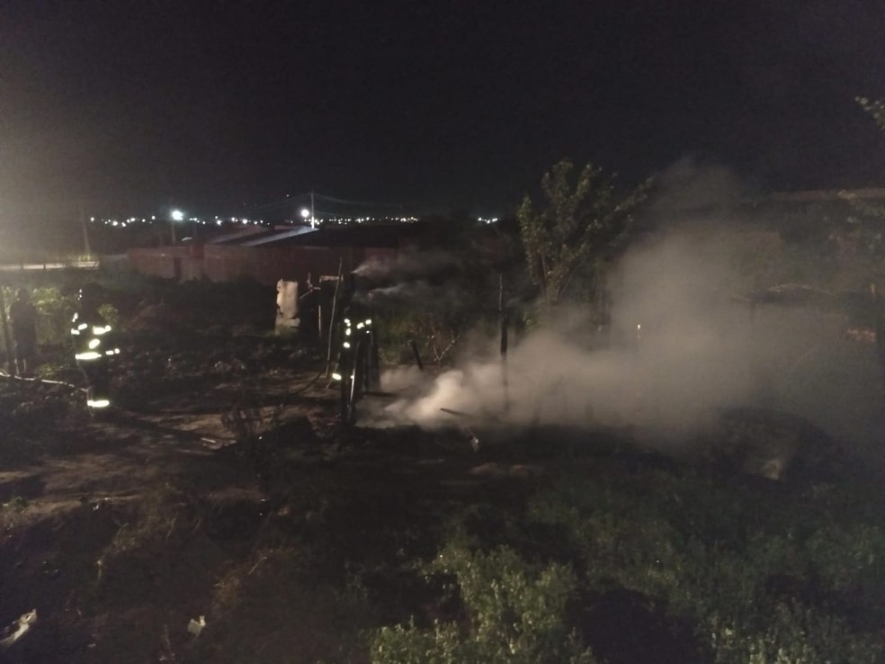 Incêndio atinge três casas de lona em assentamento na zona rural de União dos Palmares, AL