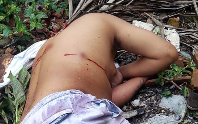 Corpo de jovem suspeito de envolvimento em roubos é encontrado crivado de balas em matagal