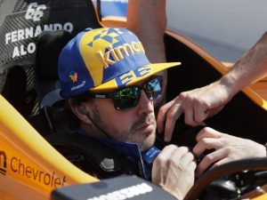Piloto Fernando Alonso bate forte em treino para as 500 Milhas de Indianápolis