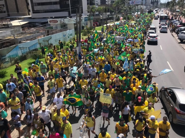 Manifestantes pró-Bolsonaro vão às ruas de Maceió