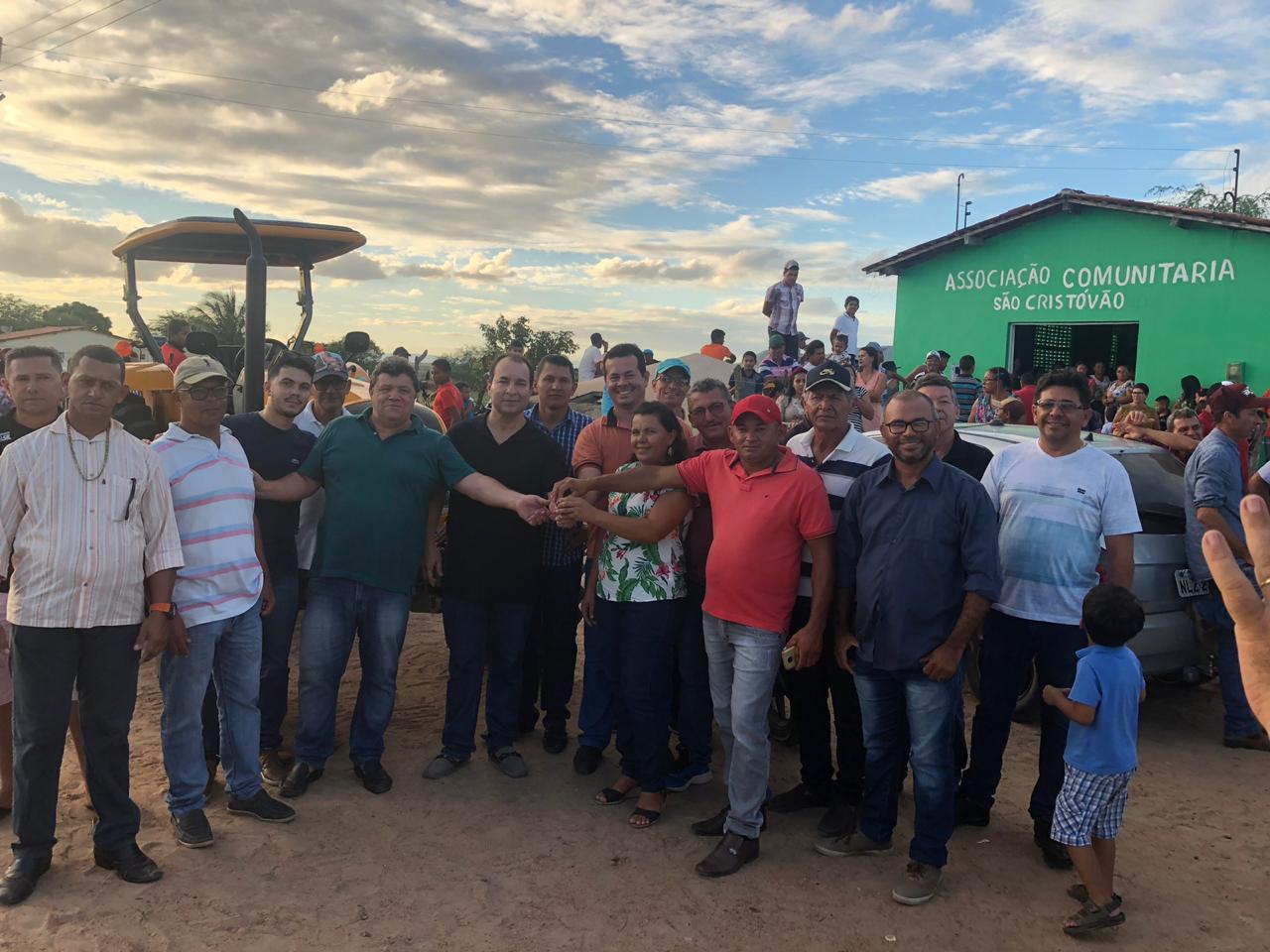 Prefeitura de Igaci entrega trator e implementos à Comunidade de Lagoa Grande