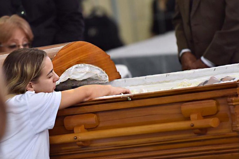 Ainda em choque, namorada de Gabriel Diniz se emociona em velório do cantor