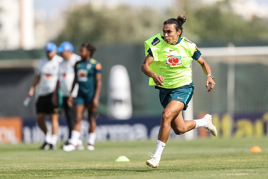 Marta tem lesão na coxa esquerda e preocupa a 15 dias do Mundial