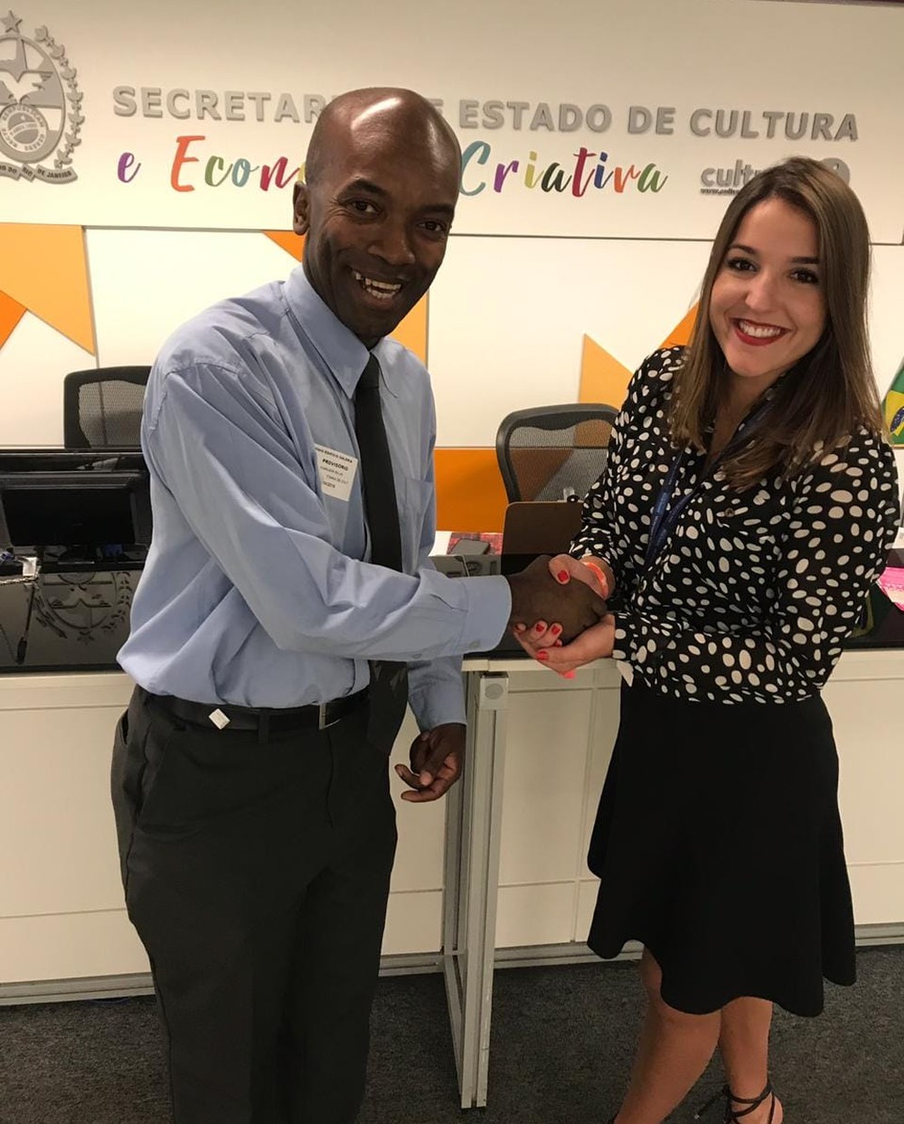 Ex-cobrador de ônibus que sonha em ser diplomata consegue emprego de assessor de relações internacionais