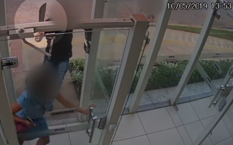 Pai suspeito de esfaquear e estuprar filha corre atrás dela com facão, em Goiânia