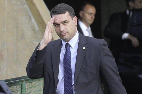 Flávio Bolsonaro tenta bloquear investigação na Justiça pela terceira vez