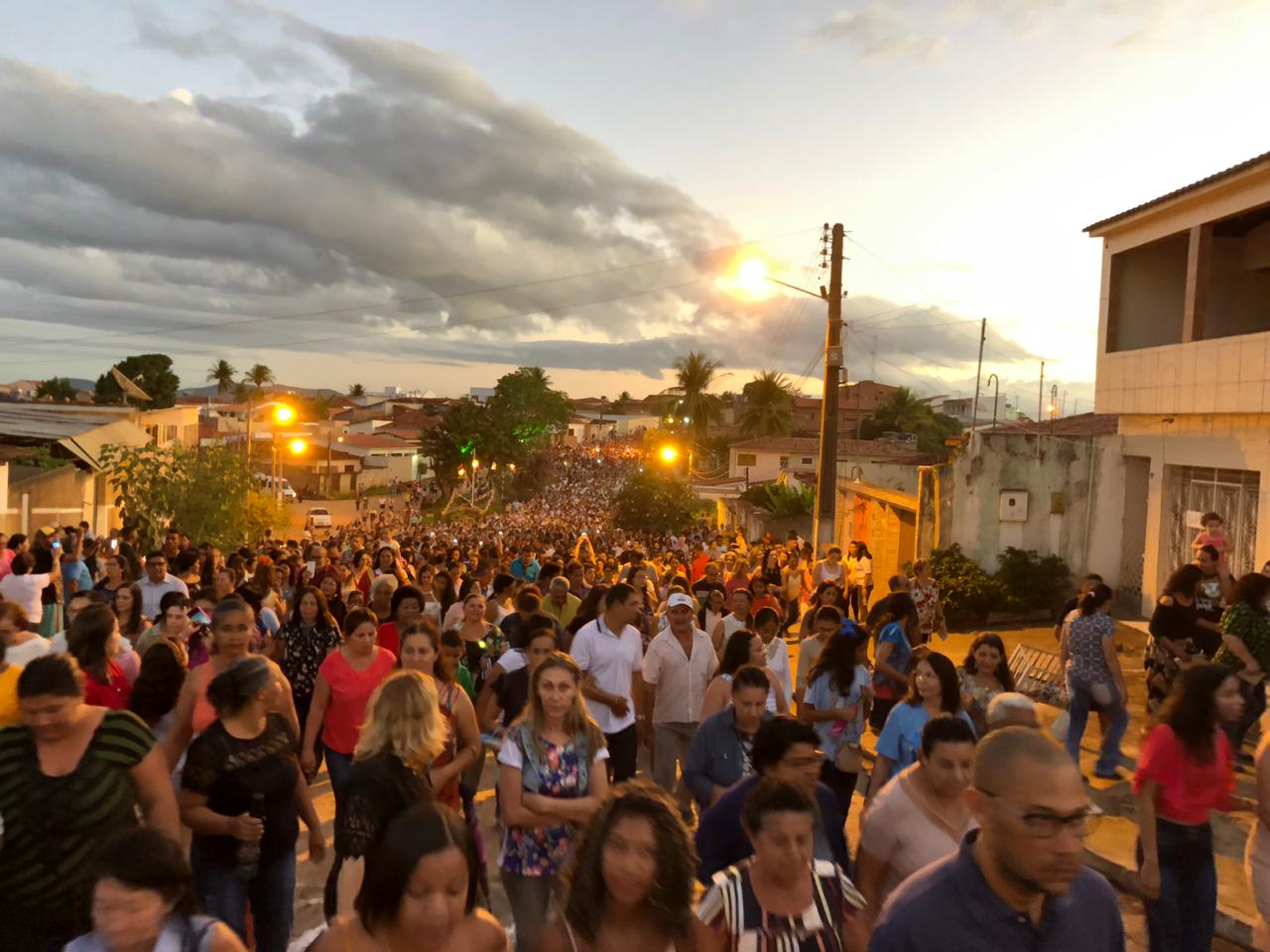 Procissão de Corpus Christi reúne milhares de católicos em Palmeira dos Índios