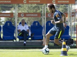 Em papo com Tite após denúncia, Neymar chorou, desabafou e pediu para treinar