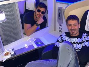 Carlinhos Maia e Lucas Guimarães viajam para lua de mel em voo chique