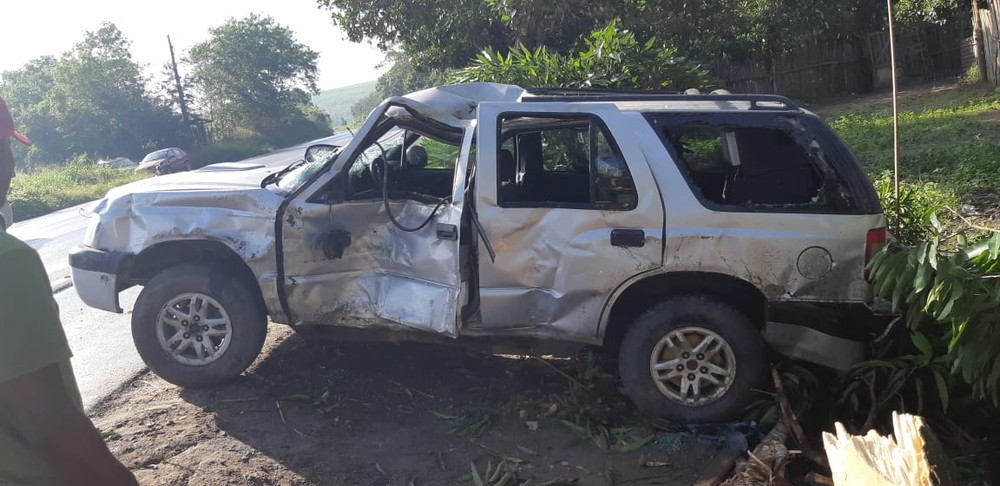 Carro bate em árvore e capota em rodovia em Messias, AL
