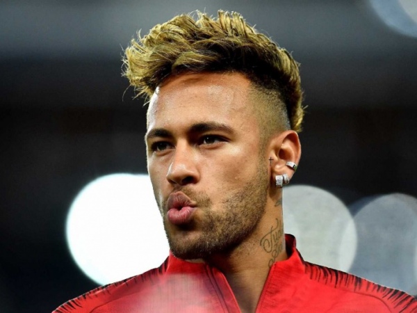 Mulher que acusa Neymar de estupro entrega dossiê à Polícia Civil