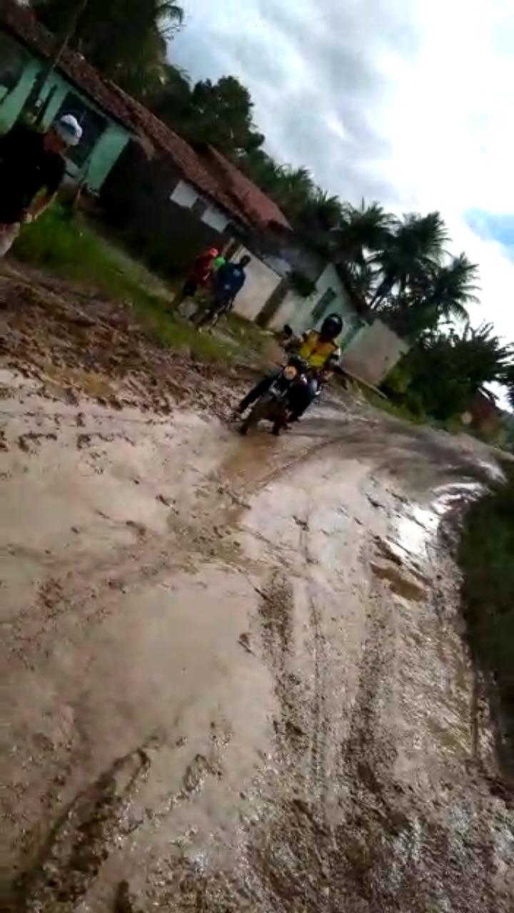 Barro prejudica passagem de veículos em estrada de Palmeira dos Índios