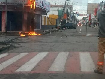 Jovem colide carro com poste, provoca incêndio em fiação e deixa dois feridos em Arapiraca