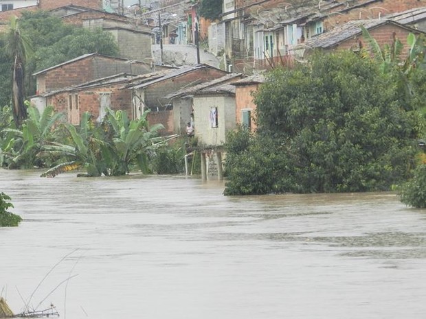 Rio Jacuípe sobe e órgãos pedem para população deixar as casas