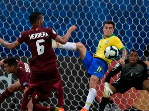 Brasil tem dois gols anulados pelo VAR e só empata com Venezuela