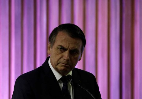 Juiz convida Bolsonaro a depor sobre facada