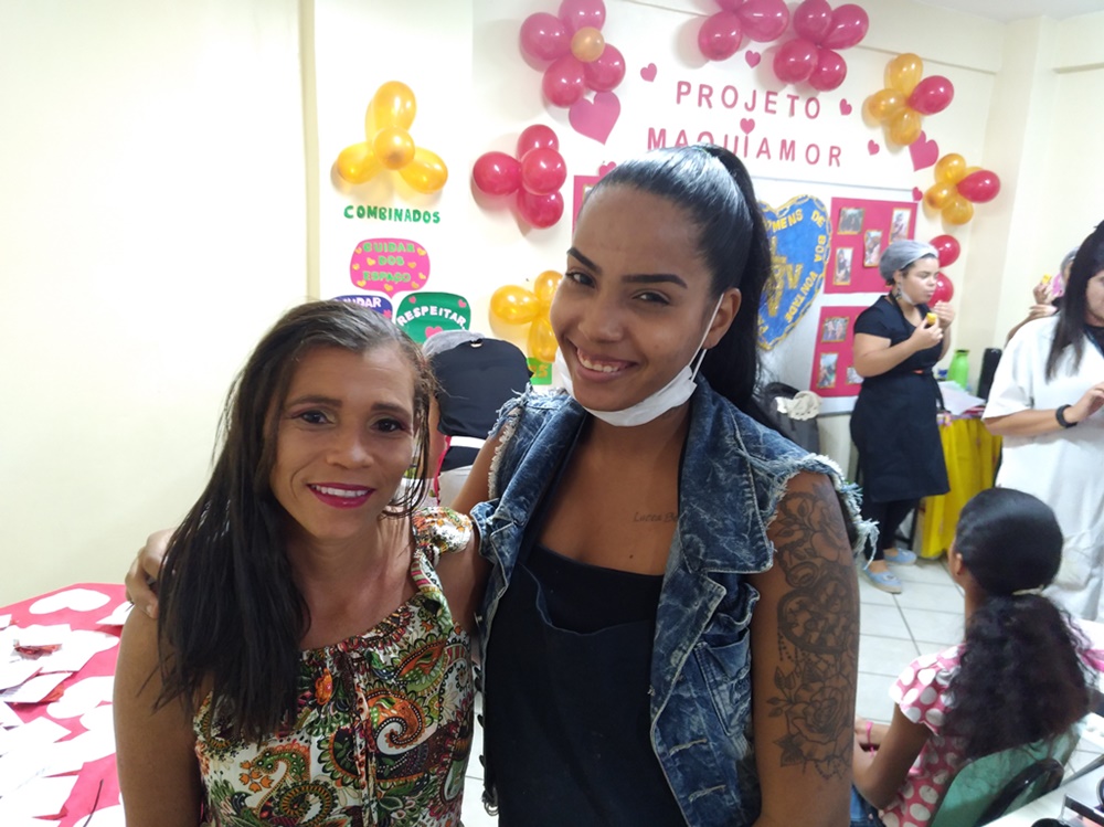 Ação social leva cor e Amor ao próximo por meio da maquiagem