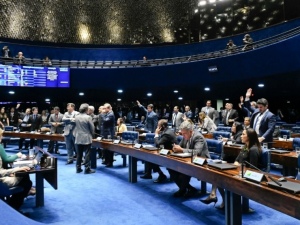 Plenário vota suspensão do decreto das armas, PECs e medidas contra corrupção