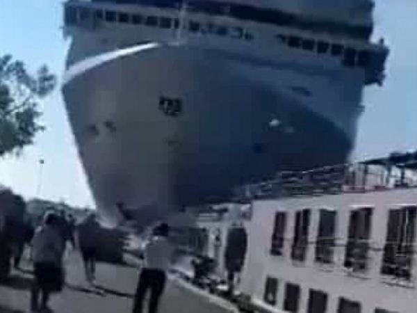Cruzeiro choca contra cais e barco em Veneza. Há seis feridos