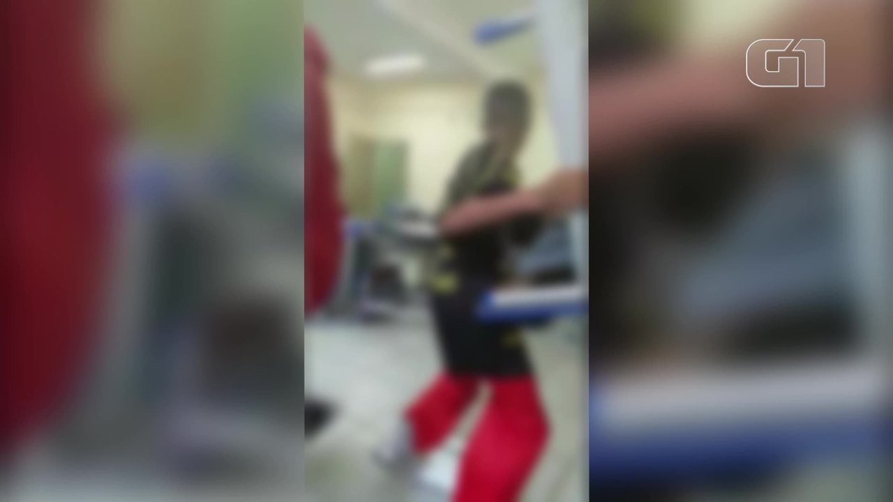 Alunos de escola estadual em SP arremessam livros contra professora e jogam carteiras; veja vídeo