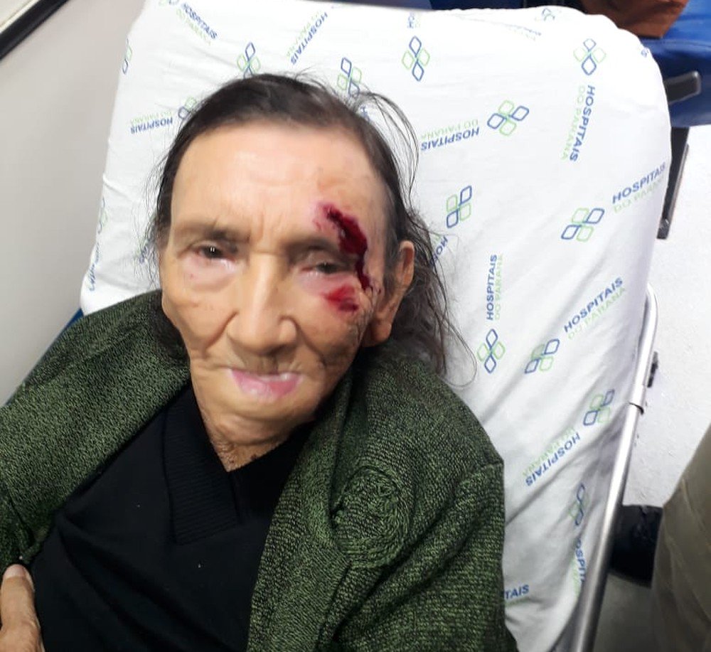 Idosa de 84 anos cai em frente a banco após funcionário se recusar a realizar prova de vida em estacionamento