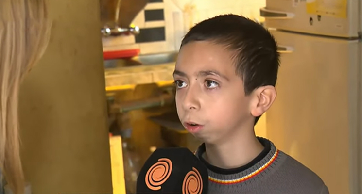 Garotinho oferece toda sua poupança a quem devolver seu celular que tem fotos da mãe falecida; assista