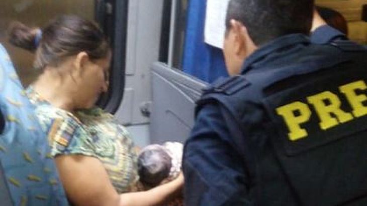 Mulher entra em trabalho de parto e tem filha dentro de ônibus no CE