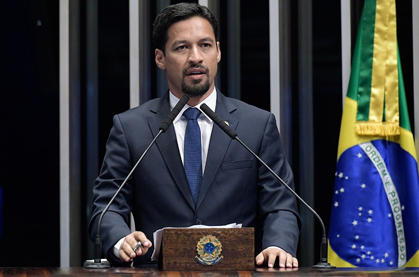 Após votar contra decreto de armas, senador alagoano recebe crítica nas redes sociais