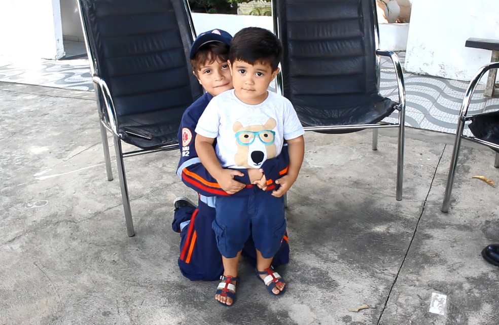 Menino de 7 anos salva primo ao aplicar manobra aprendida em projeto ‘Samuzinho’ no Piauí
