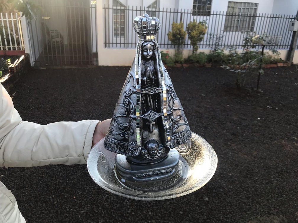 (Vídeo) Imagem de Nossa Senhora Aparecida jorra mel em Corbélia