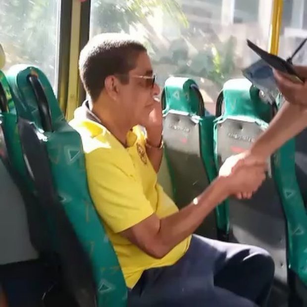Zeca Pagodinho aparece andando de ônibus e anima fãs