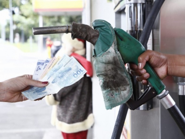 Preço médio da gasolina nas bombas cai pela 11ª semana seguida, diz ANP