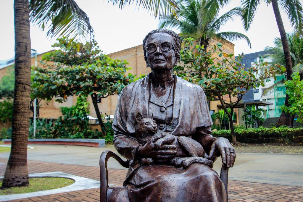 Prefeito inaugura escultura de Nise da Silveira no Corredor Vera Arruda