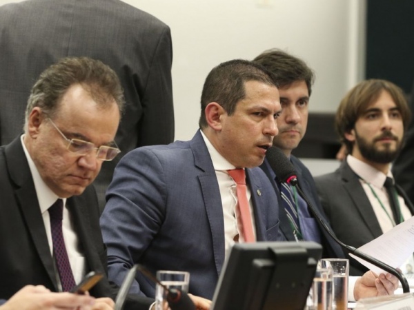 Idade mínima para aposentadoria de policiais permanece em 55 anos