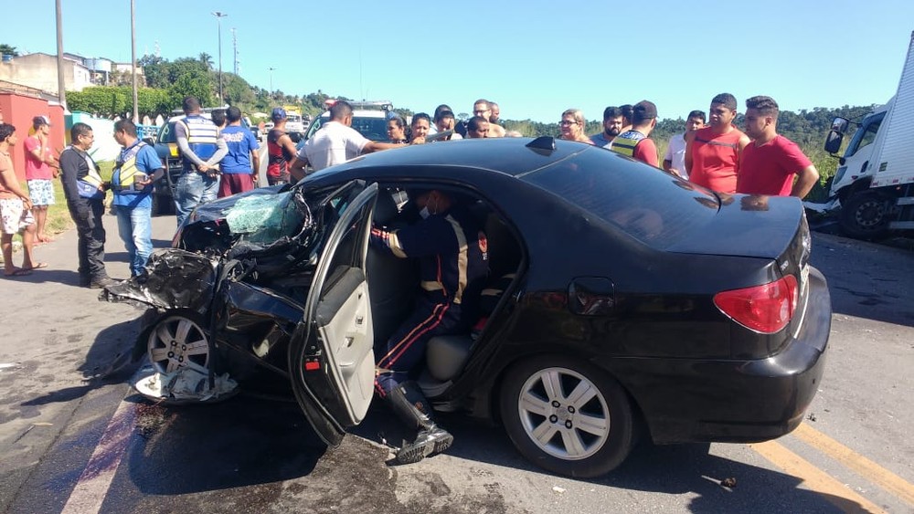 Colisão entre carro e caminhão deixa feridos na BR-101, em São Miguel dos Campos