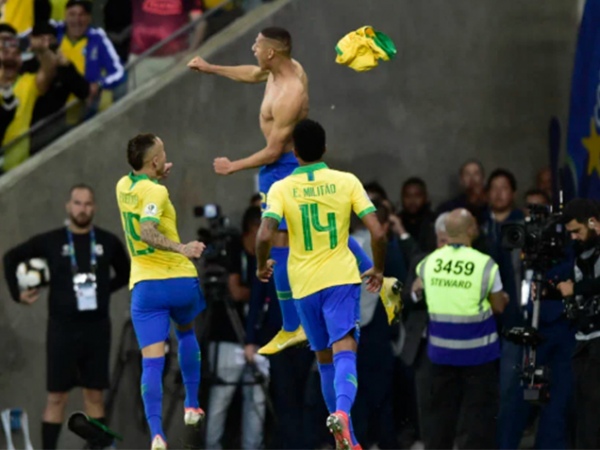Brasil supera expulsão de Jesus e ganha o título da Copa América