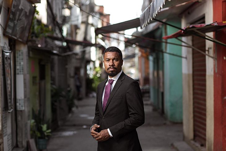 Filho de traficante conta como o pai o criou para ser delegado