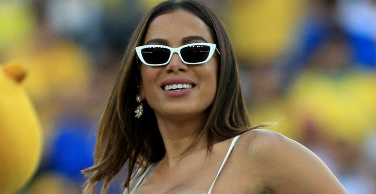 Anitta dá detalhes de sua época de solteira: ”Transo com qualquer coisa que cruze meu caminho”
